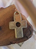 Pendentif croix vintage métal, design années 1950, bijouterie rétro