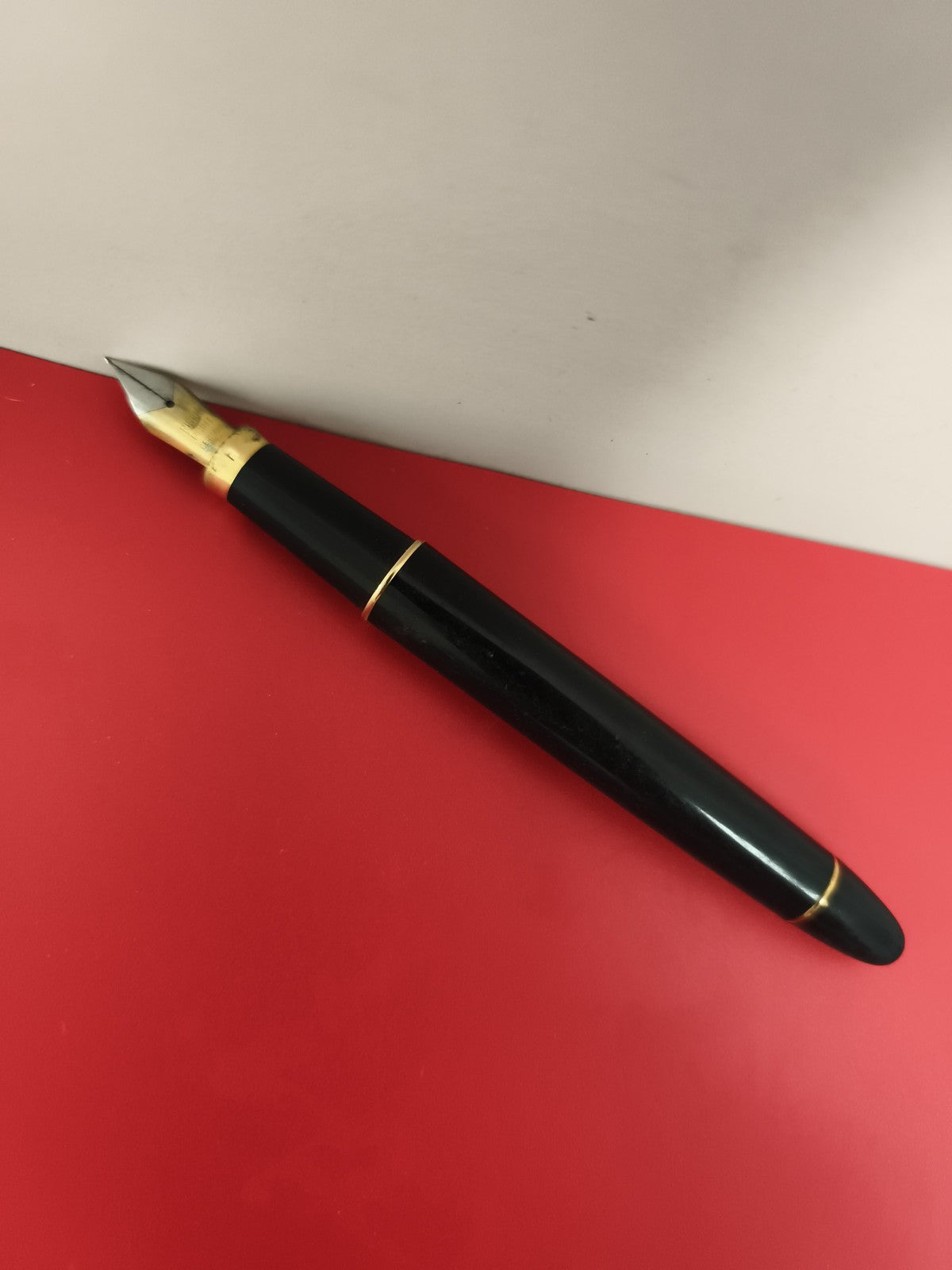 Stylo plume ancien noir finition dorée vintage plume orné