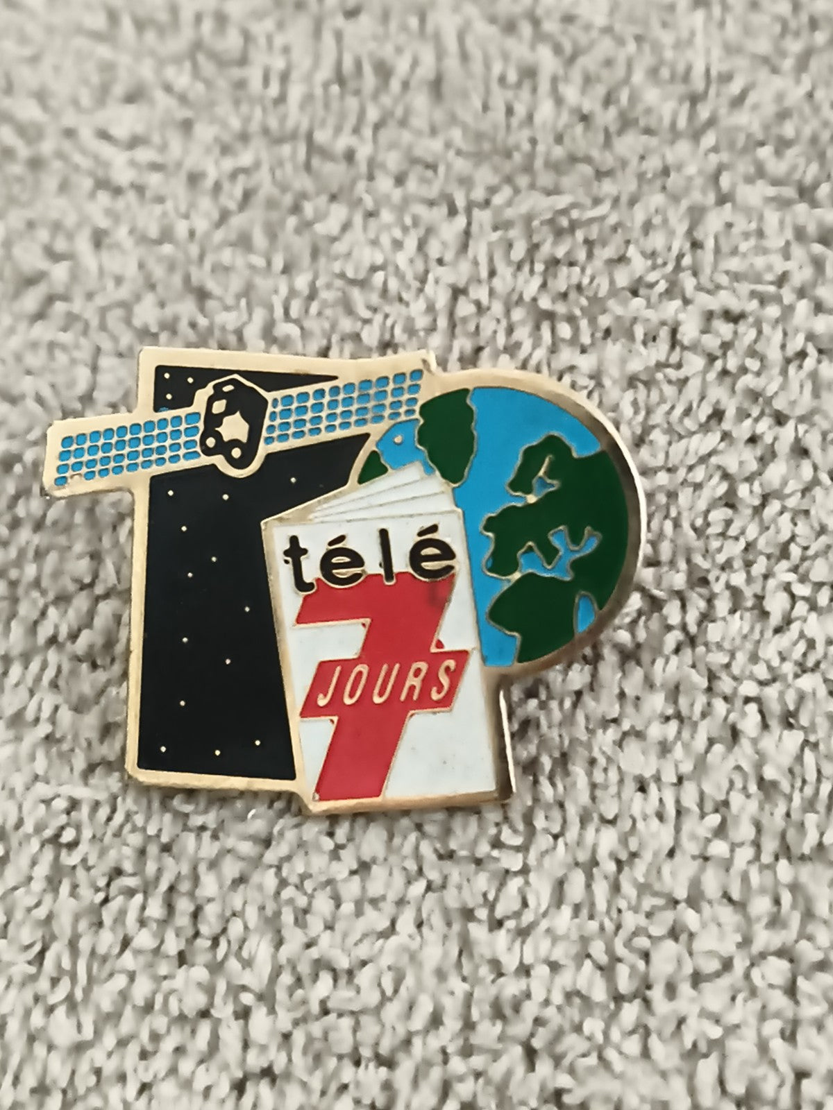 Pin's vintage Télé 7 Jours satellite Terre émail publicitaire années 90 (Ref 3)
