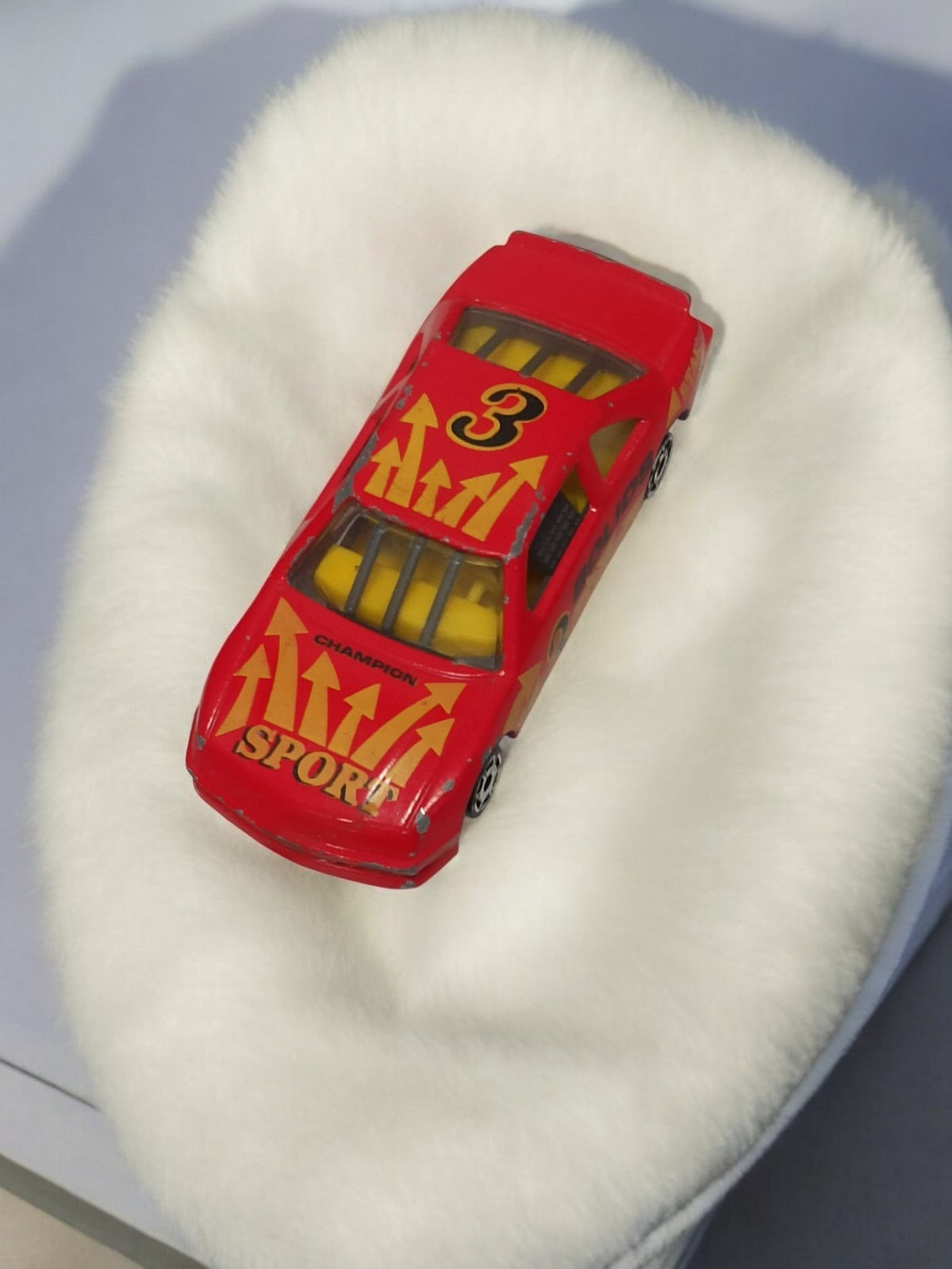 Voiture miniature vintage rouge Champion Sport, décor années 80, modèle ancien