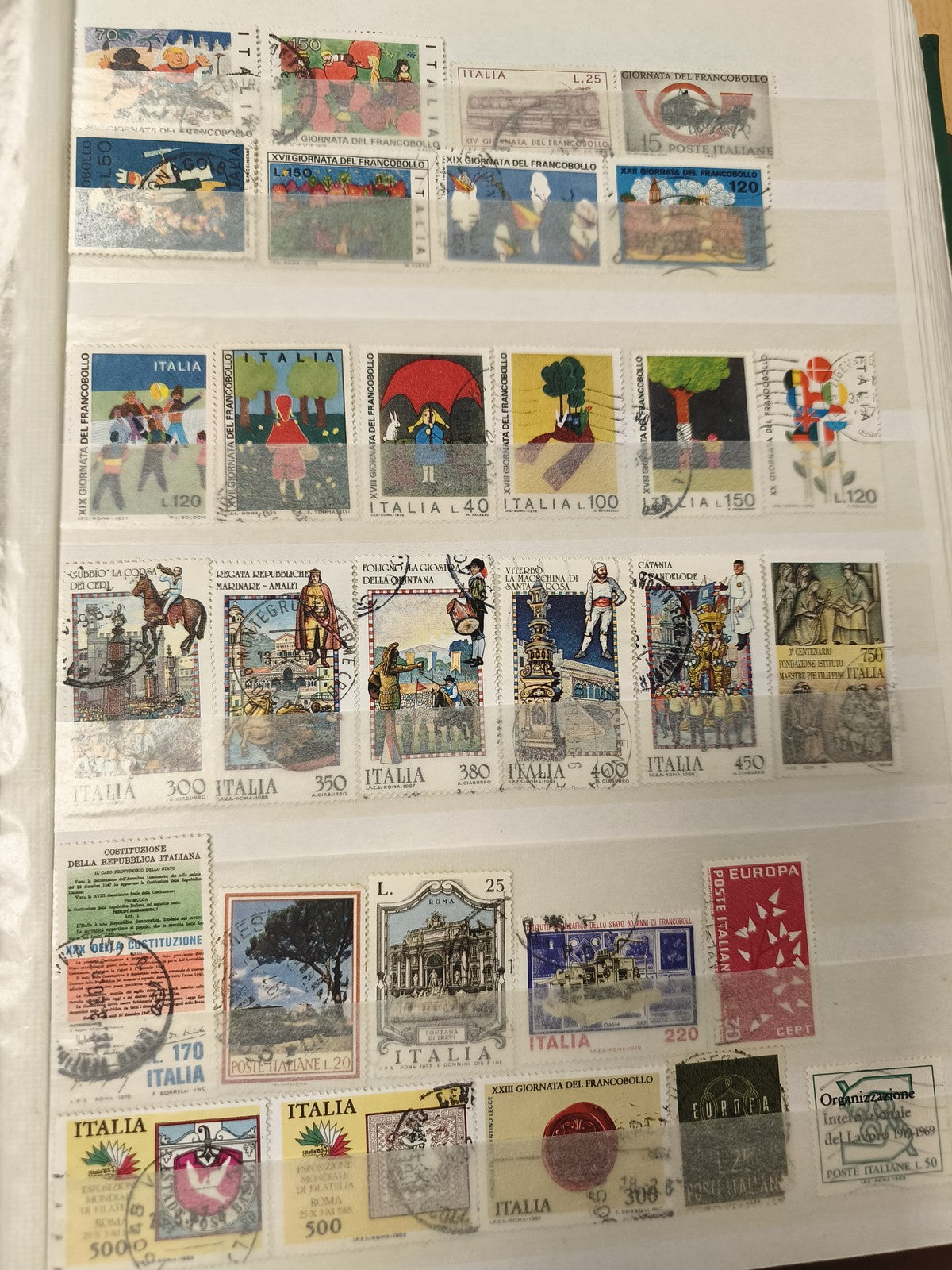 Lot de timbres poste italiens multicolores usagés, thèmes variés, philatélie