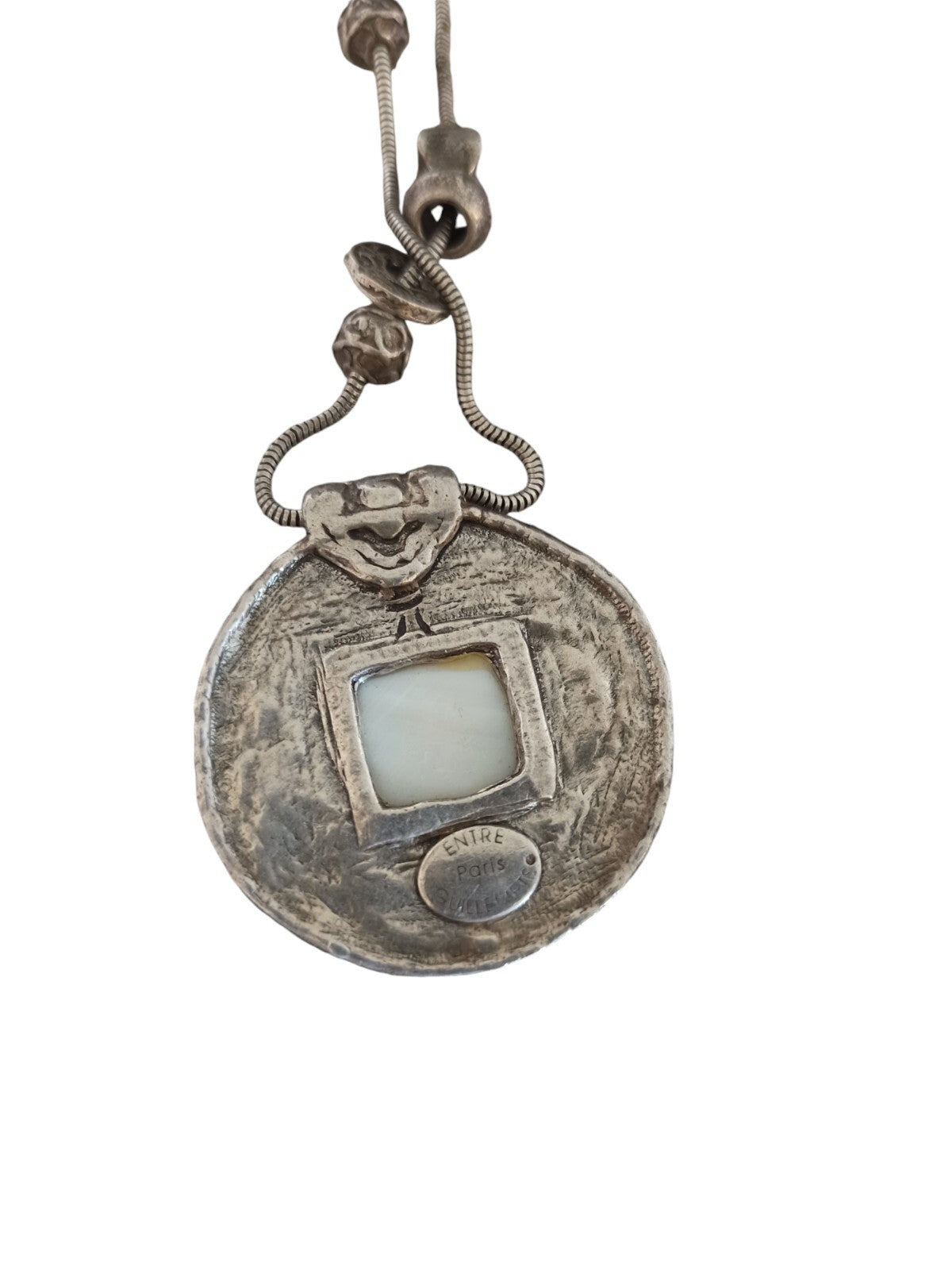 Collier pendentif vintage Entre Guillemets Paris argenté, médaillon rond signé