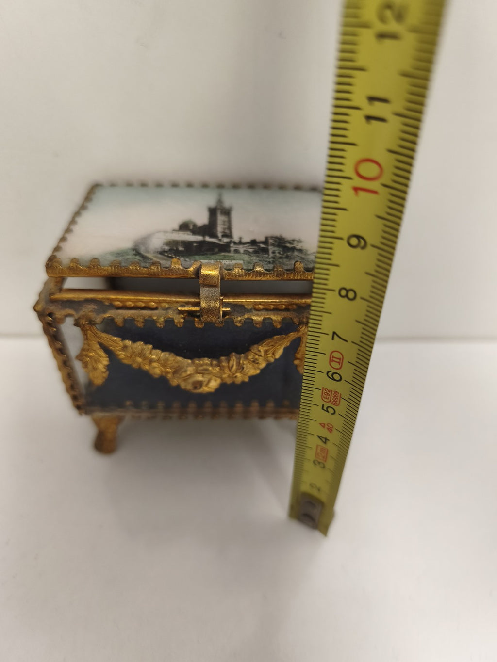 Boîte à bijoux ancienne vitrine verre décor doré, vue château, style XIXe