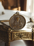 Médaille religieuse ancienne en métal doré Jésus Sacré-Cœur vintage