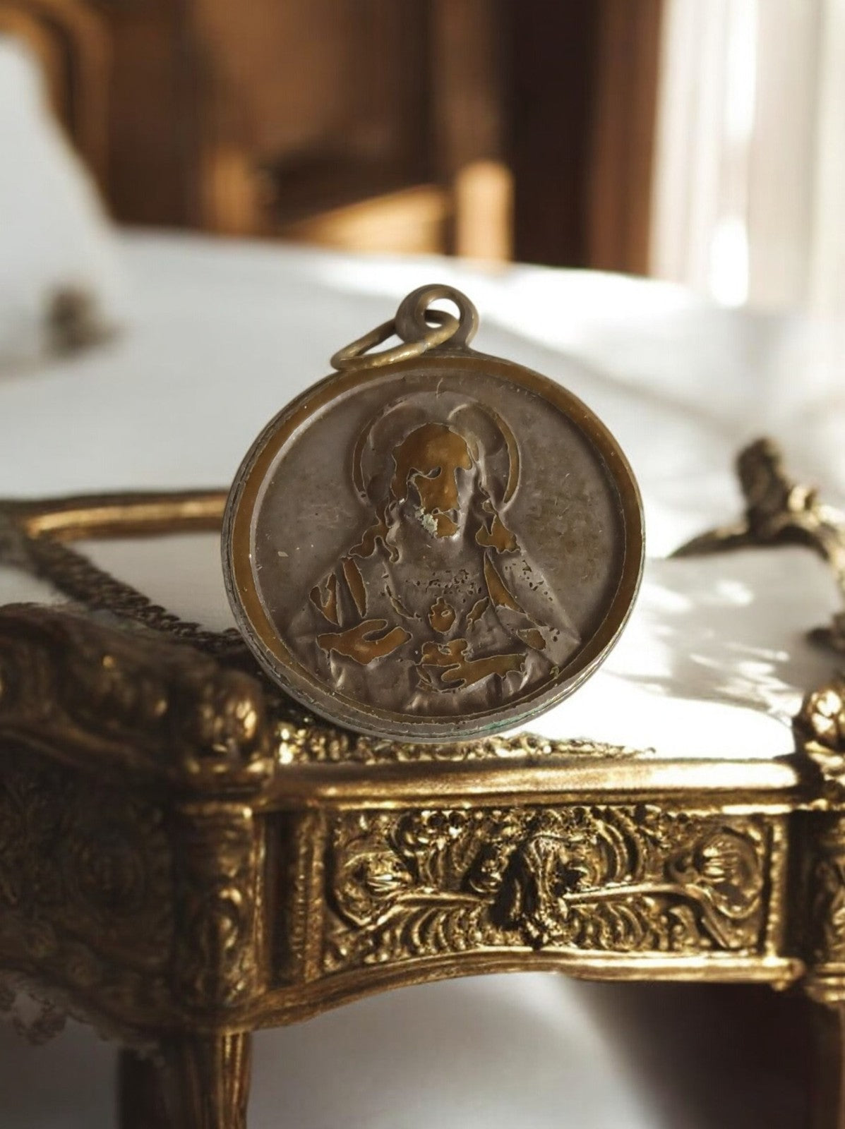 Médaille religieuse ancienne en métal doré Jésus Sacré-Cœur vintage