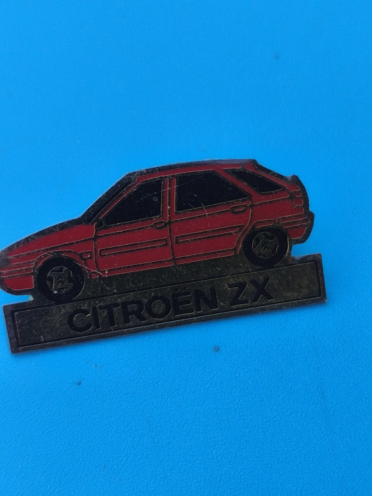 Vintage pin's Citroën ZX rouge ? badge ancien collection automobile (Ref 8)
