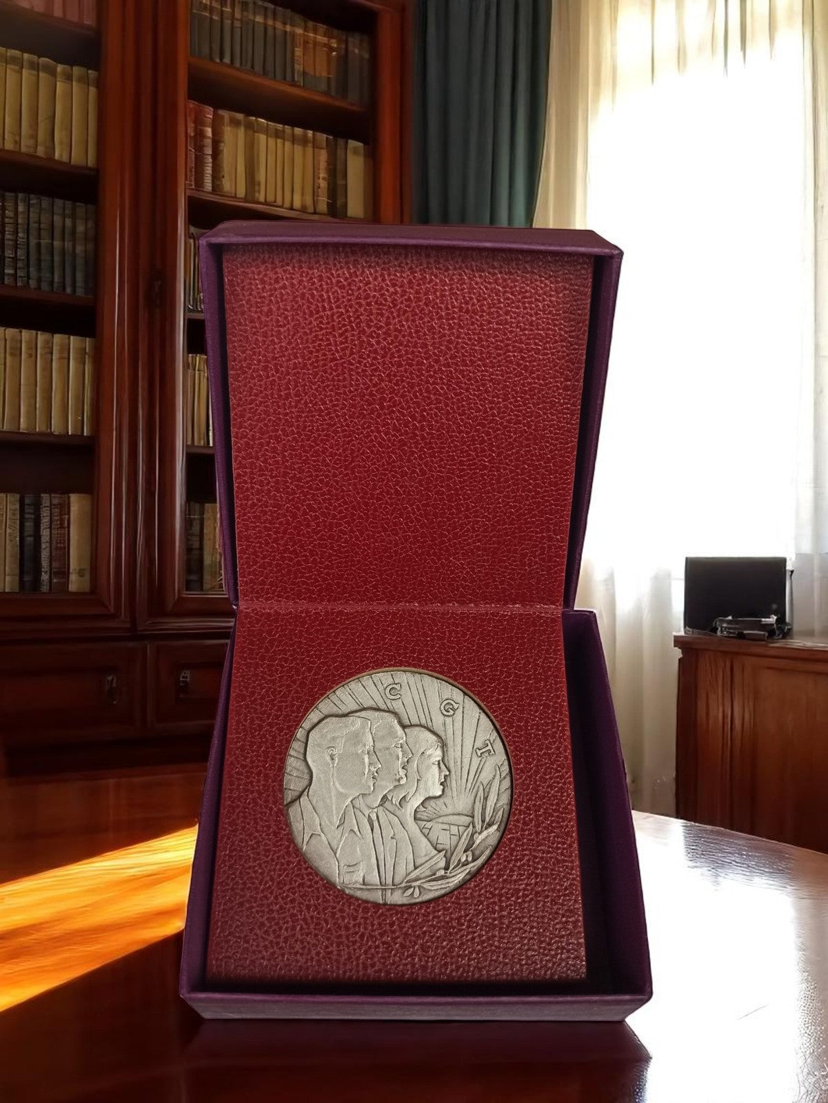 Médaille ancienne CGT en coffret rouge, relief profil, objet vintage