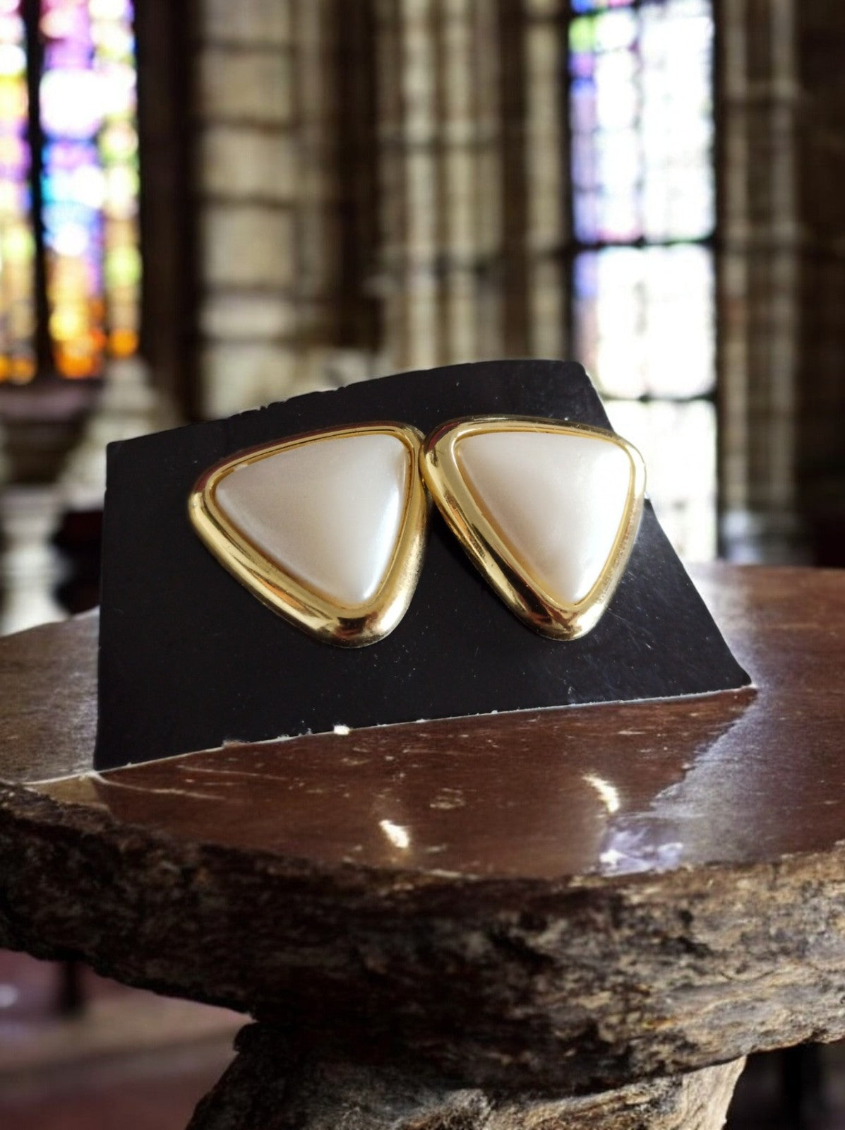 Boucles d?oreilles vintage années 70 triangle doré blanc clip rétro fantaisie