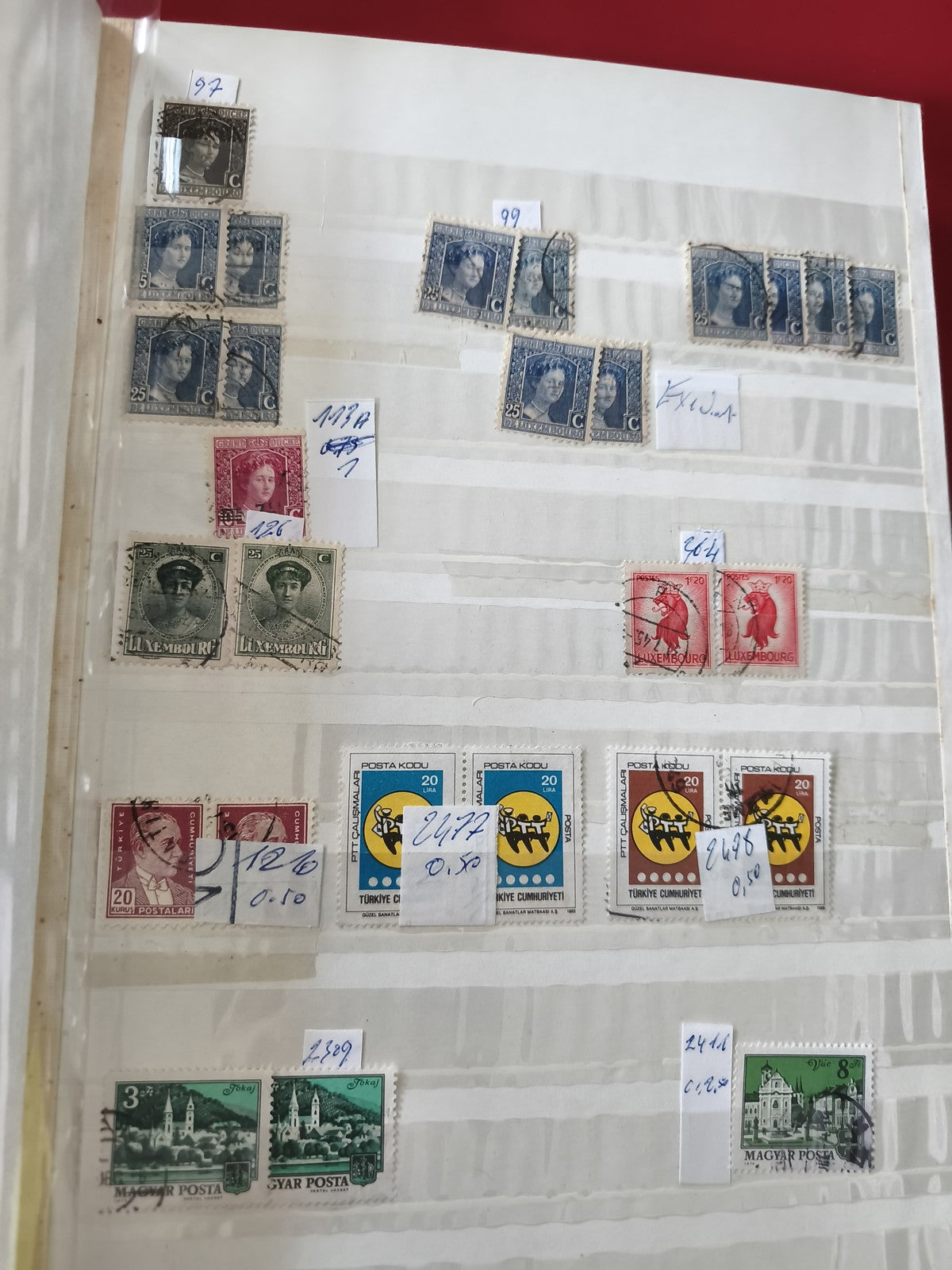 Lot de timbres internationaux variés, différents motifs et couleurs, d'occasion