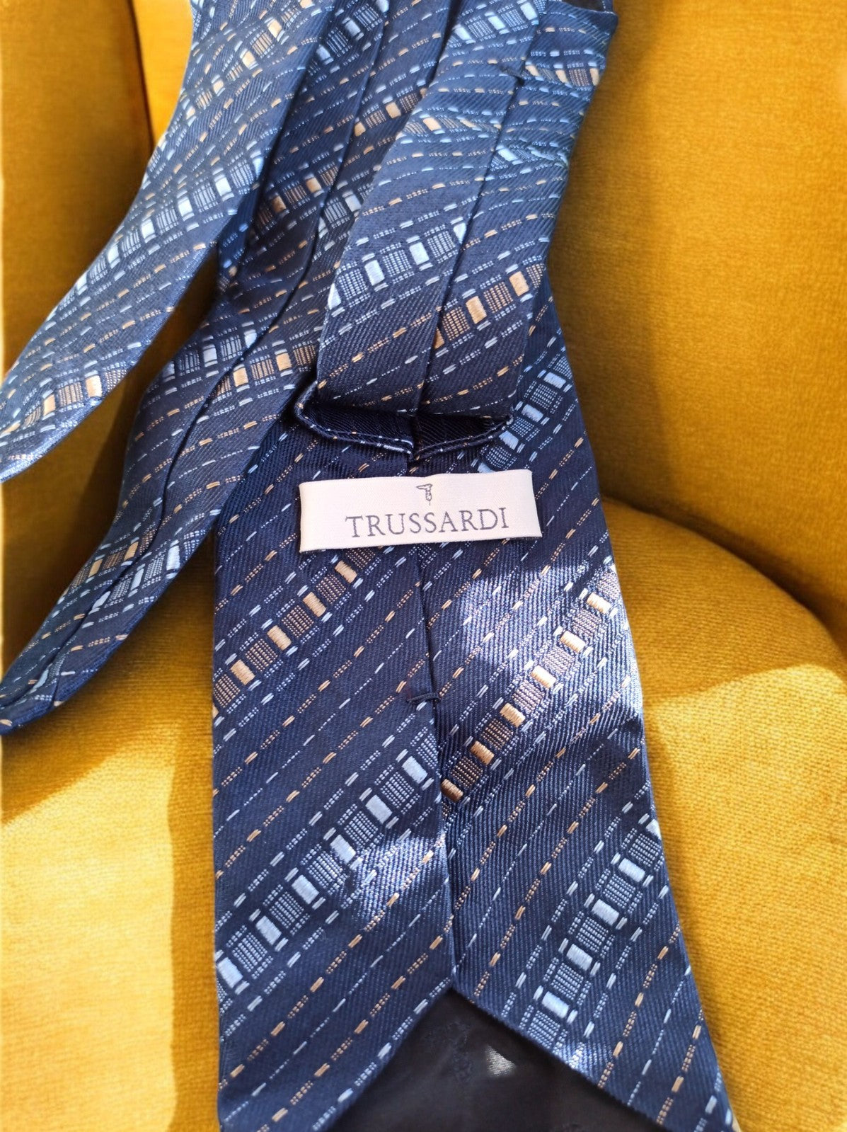 Cravate homme vintage Trussardi bleu motif géométrique élégante rétro