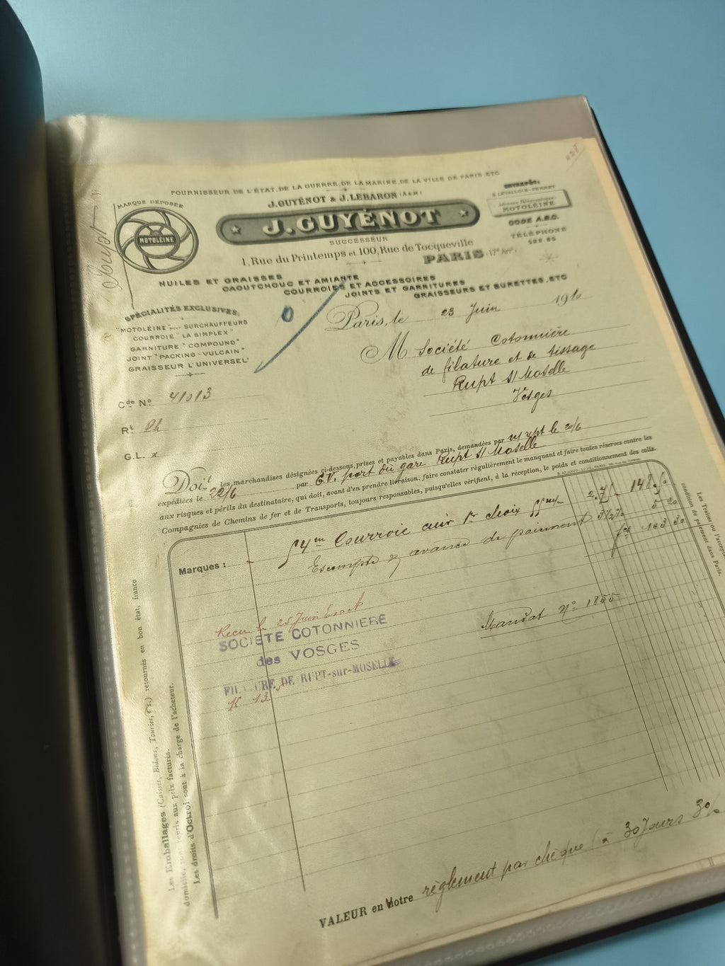 Classeur ancien factures, vieux papiers collection, couverture noire, documents