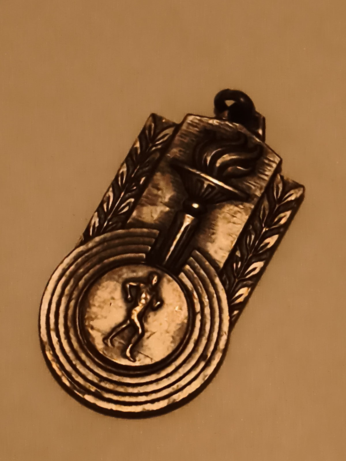 Médaille athlétisme coureur finition bronze flamme sport récompense