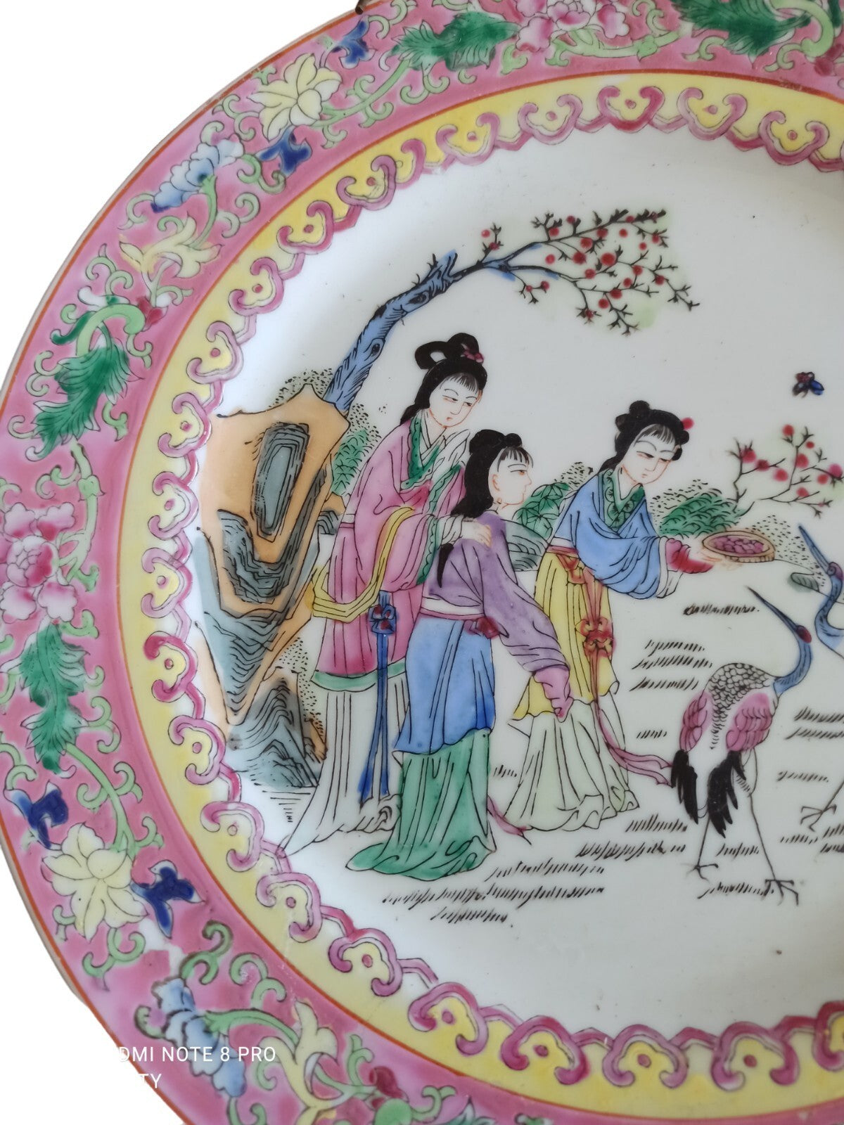 Assiette porcelaine chinoise décor femmes oiseaux émaillée rose jaune