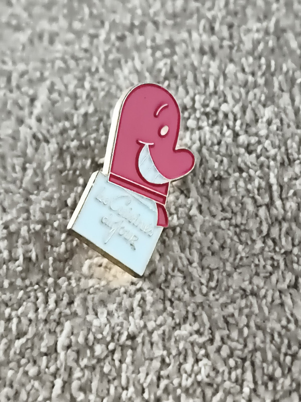 Pin's vintage Les Crèches du Cœur mascotte rose émail, badge ancien (Ref 11)