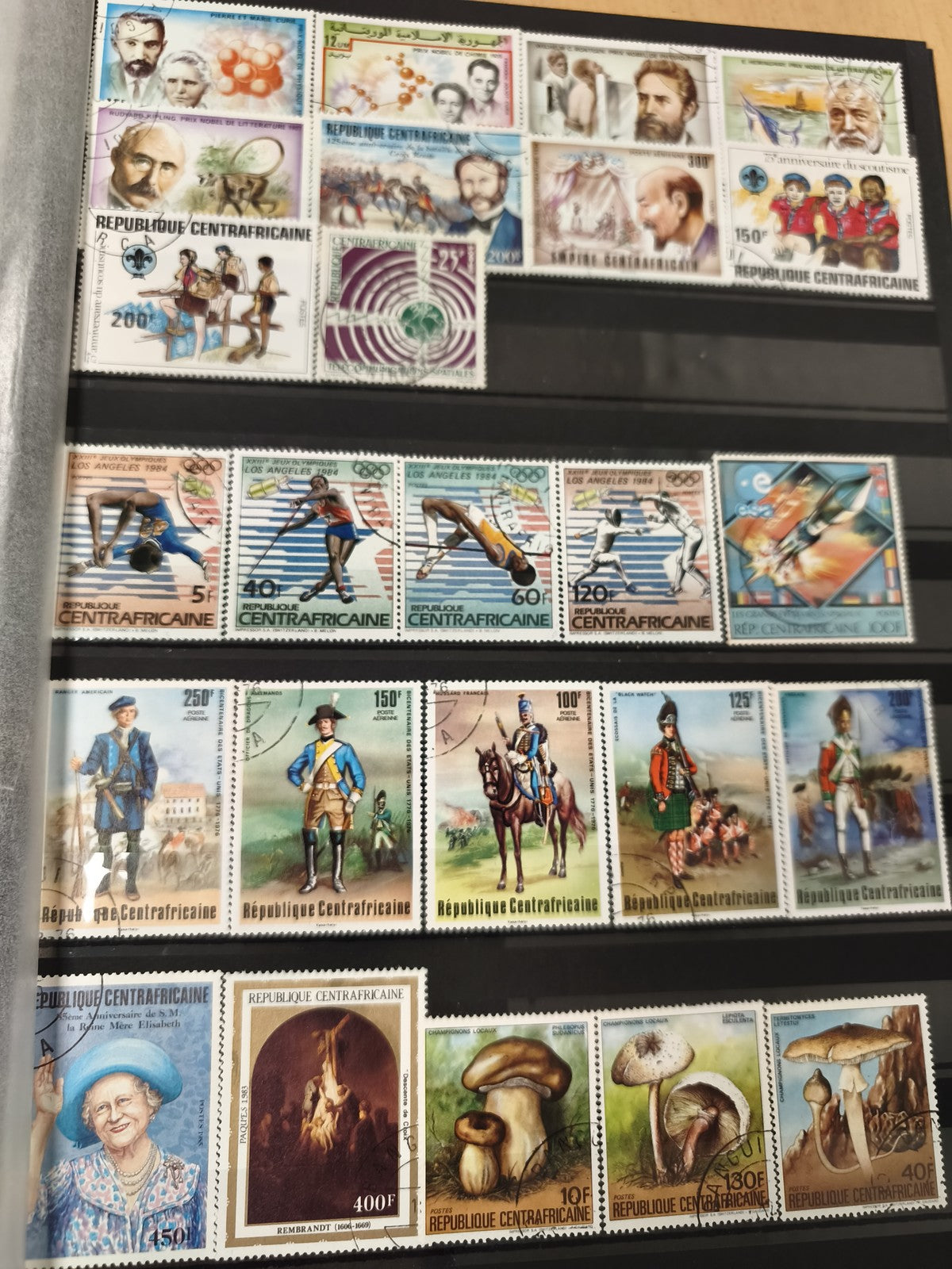 Lot de timbres République Centrafricaine thématiques sports, personnages, champi