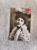 CPA portrait femme Belle Époque timbre 10c photo noir et blanc