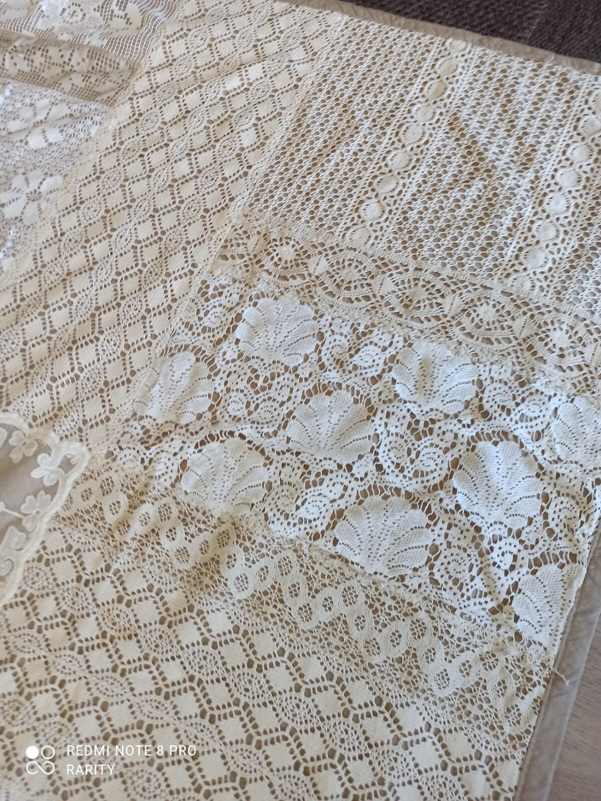 Tapis brodé dentelle motifs anges religieux XIXe décor floral 210x190 cm