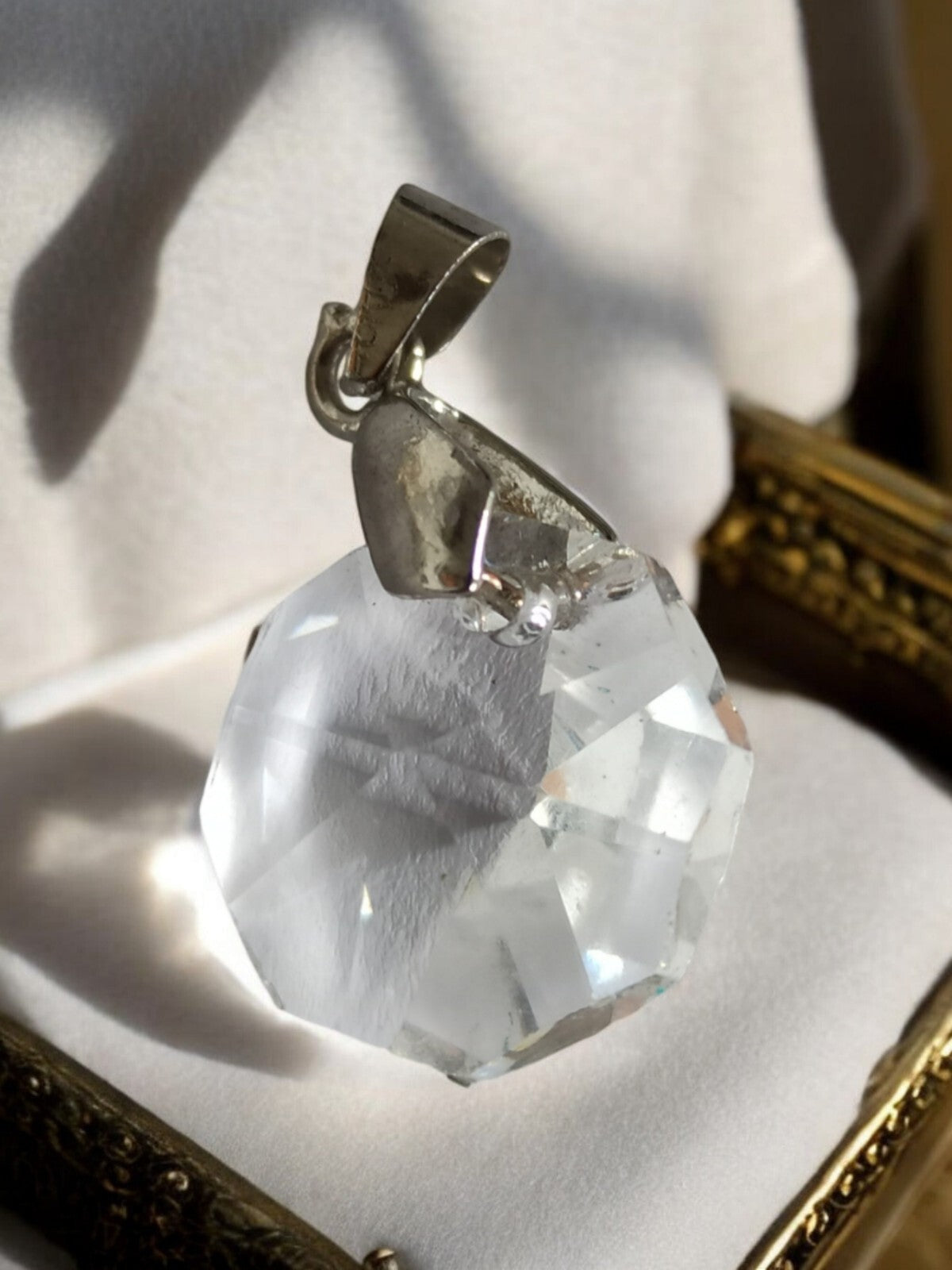 Pendentif vintage facetté cristal clair, monture métal argenté, bijou ancien