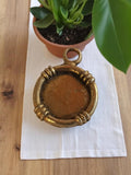 Pendentif vintage métal doré rond années 1950 style rétro bijou ancien