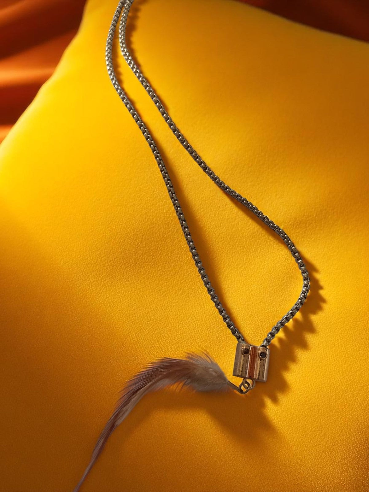 Collier vintage métal argenté pendentif plume rétro années 70-80