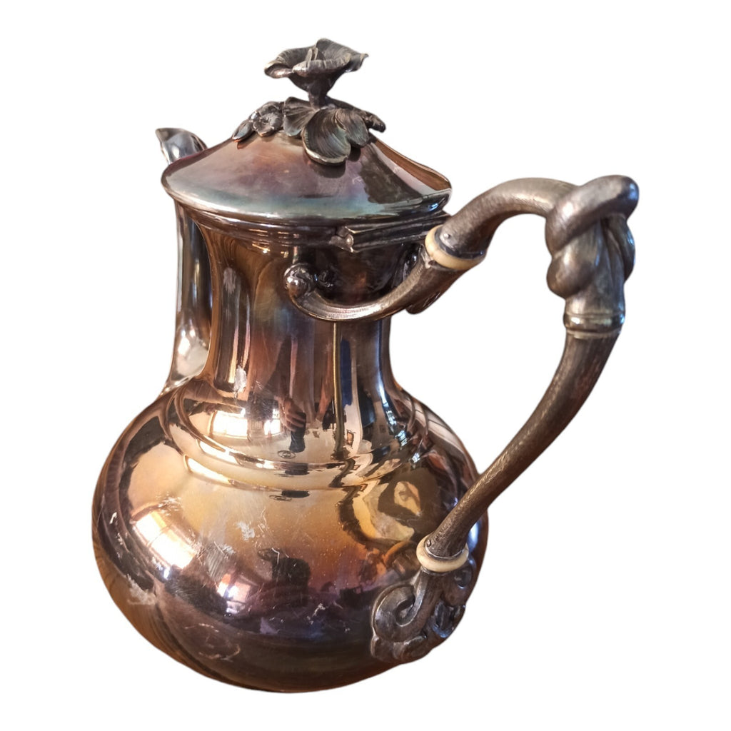 Théière Christofle vintage en métal argenté, bec verseur long, style classique