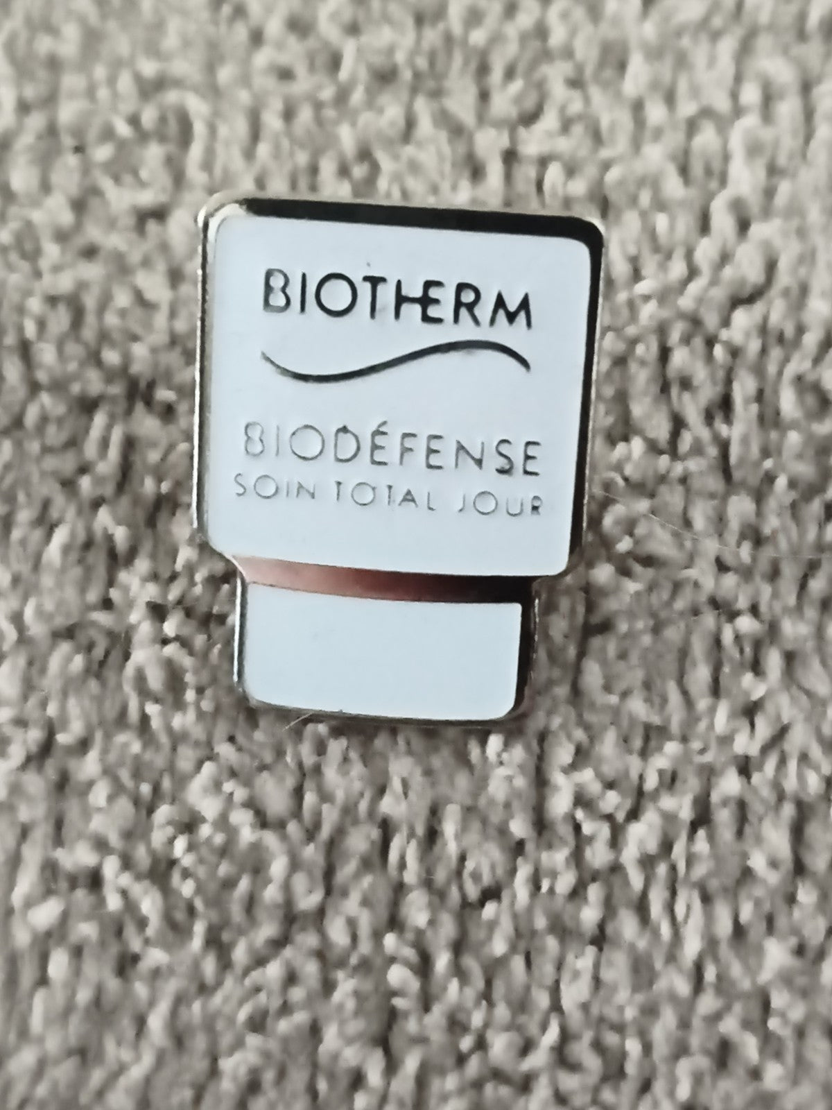 Pin's BIOTHERM Biodéfense vintage, badge cosmétique publicitaire, années 90