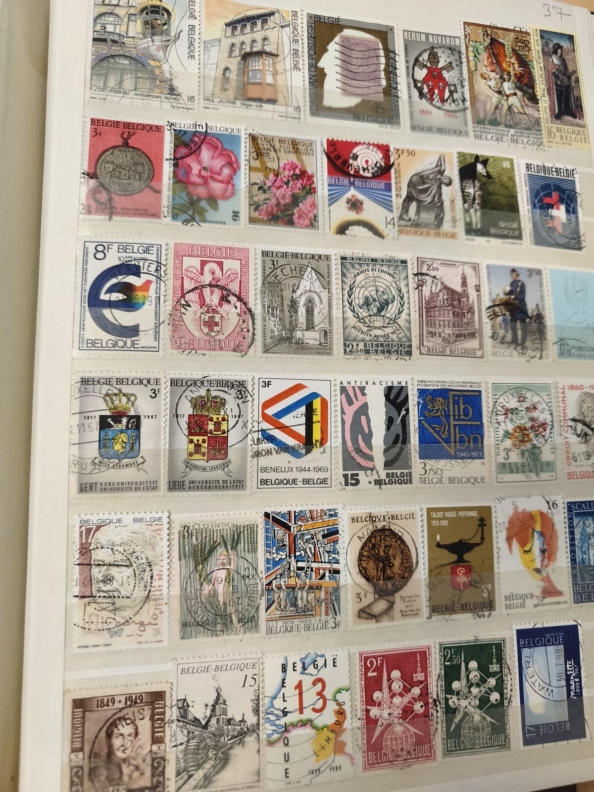 Lot de timbres Belgique oblitérés motifs variés fleurs bâtiments personnages