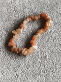 Bracelet élastique pierres naturelles tons beige marron, chips irréguliers