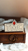 Pin's TMC vintage blanc rouge, édition limitée, badge logo ancien rare