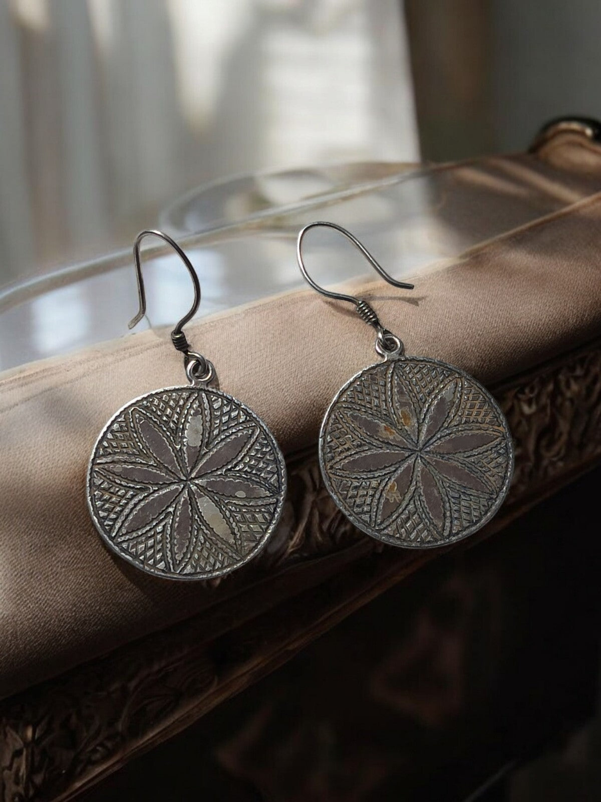Paire boucles d’oreilles anciennes pendantes rondes motif floral métal fantaisie