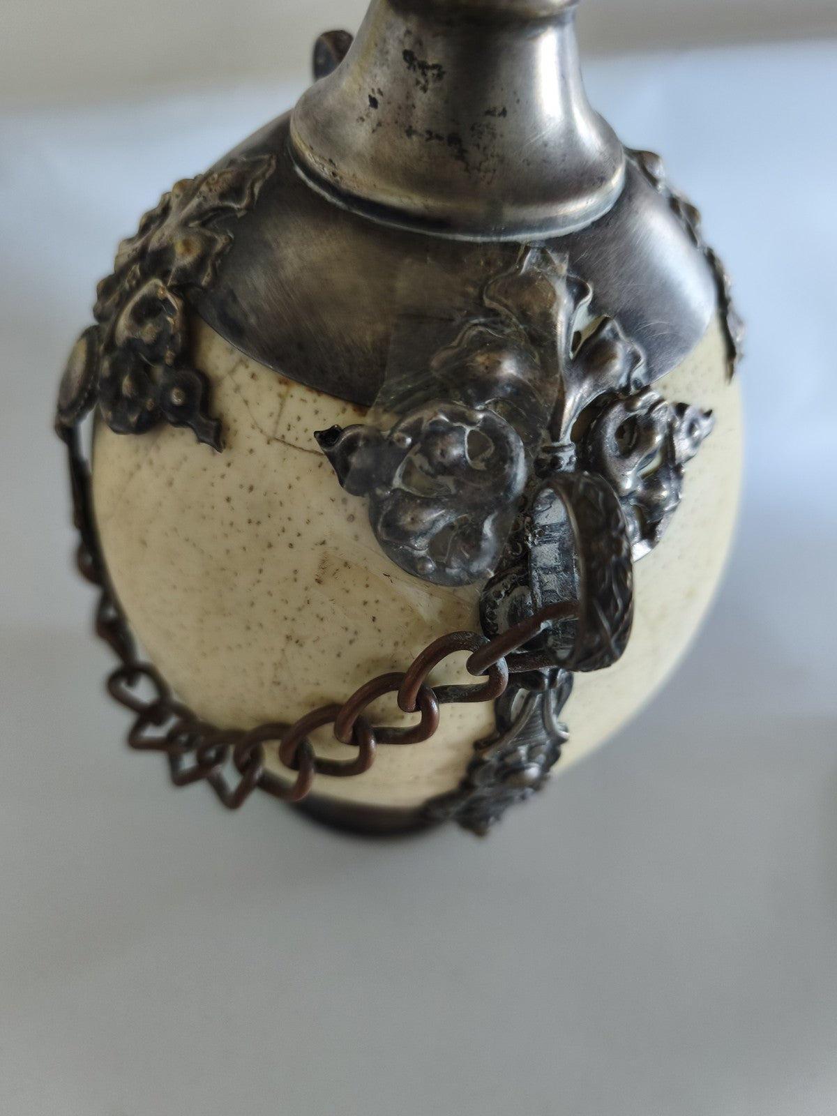 ?uf d?autruche ancien transformé en bouteille, métal argenté à décor ajouré