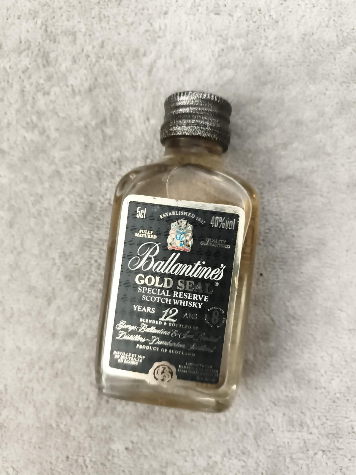 Mini-bouteille Ballantine's 12 ans Gold Seal whisky écusson 5cl partiellement re