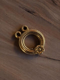 Pendentif vintage rond métal doré fleur années 50 bijou rétro deadstock