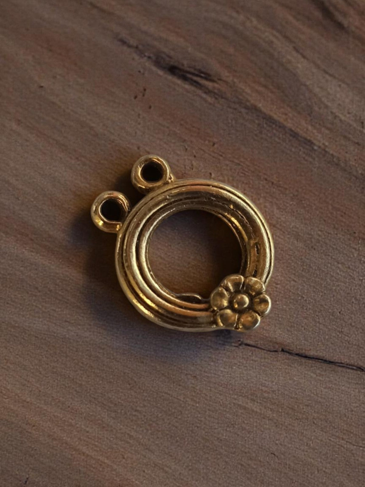 Pendentif vintage rond métal doré fleur années 50 bijou rétro deadstock