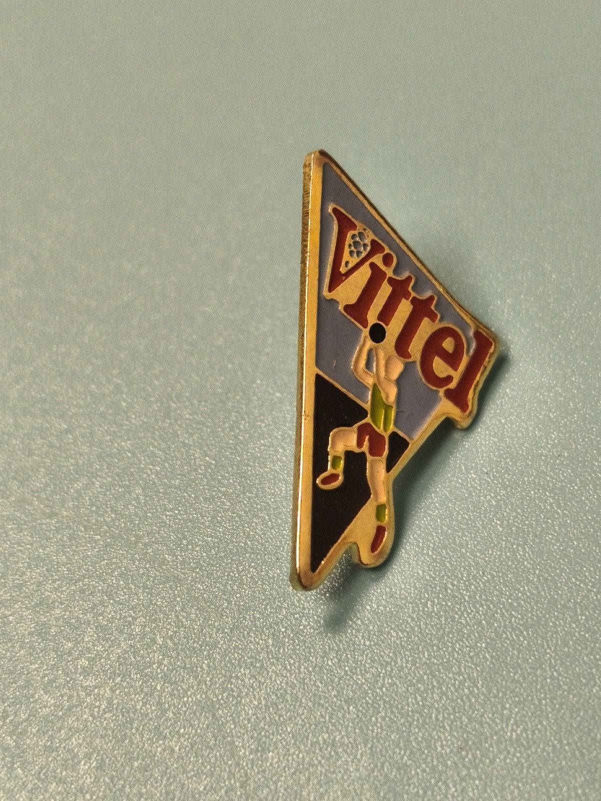 Vintage pin's Vittel triangle, grimpeur, collection sport ancien (Ref 15)