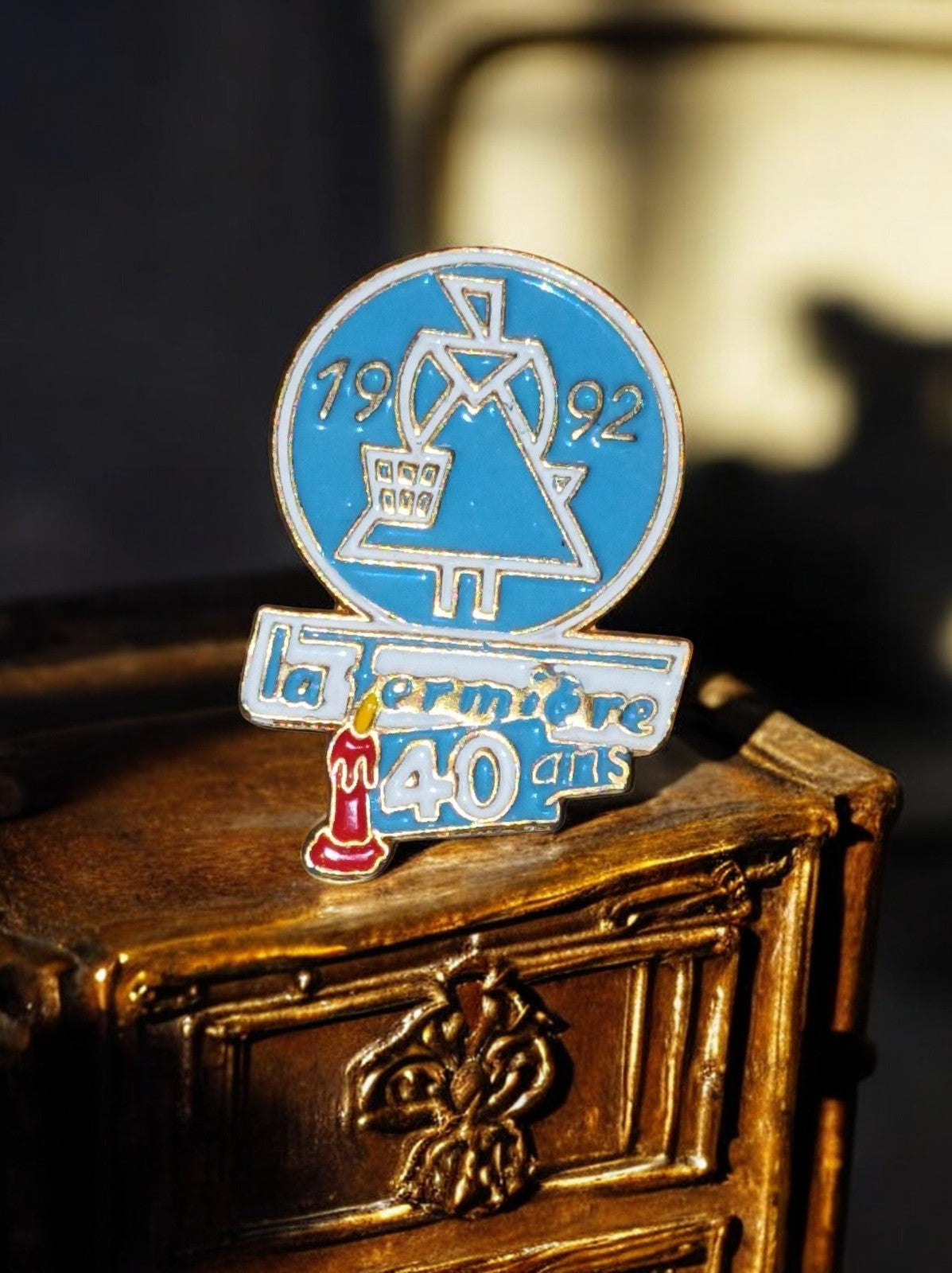 Pin's La Fermière 1992 40 ans émaillé bleu vintage badge rare