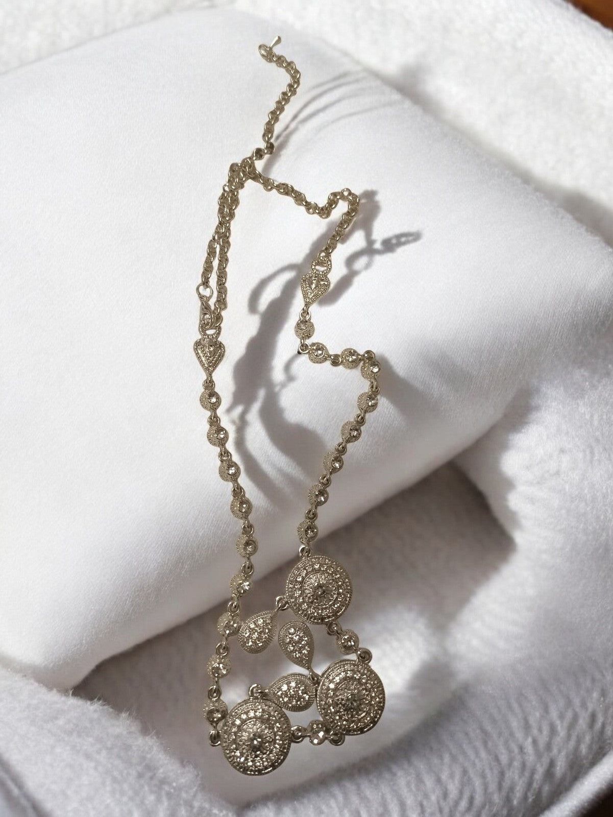 Collier fantaisie vintage doré, pendentif rond rétro, bijou ancien élégant