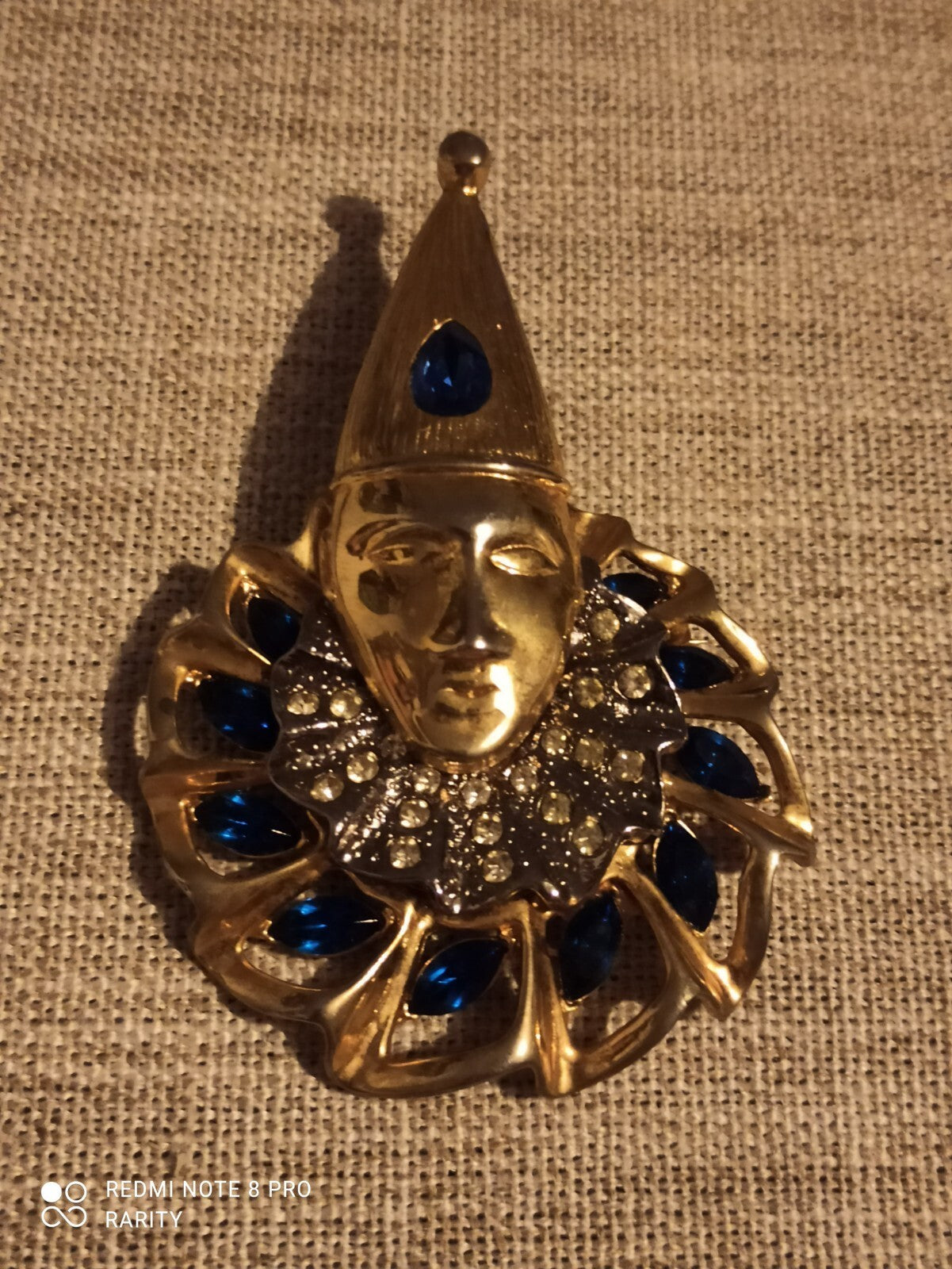 Broche visage Carnaval Vénitien dorée vintage, strass bleus et clairs élégant