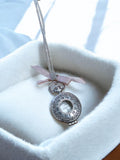 Collier pendentif montre rétro vintage, finition argentée, motif chiffres romain