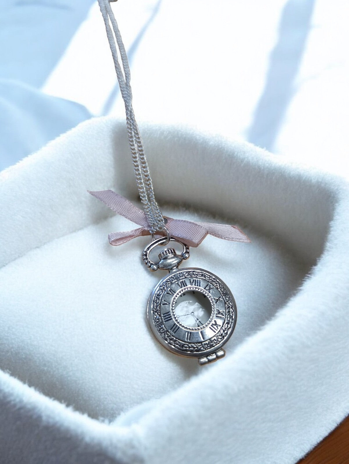 Collier pendentif montre rétro vintage, finition argentée, motif chiffres romain