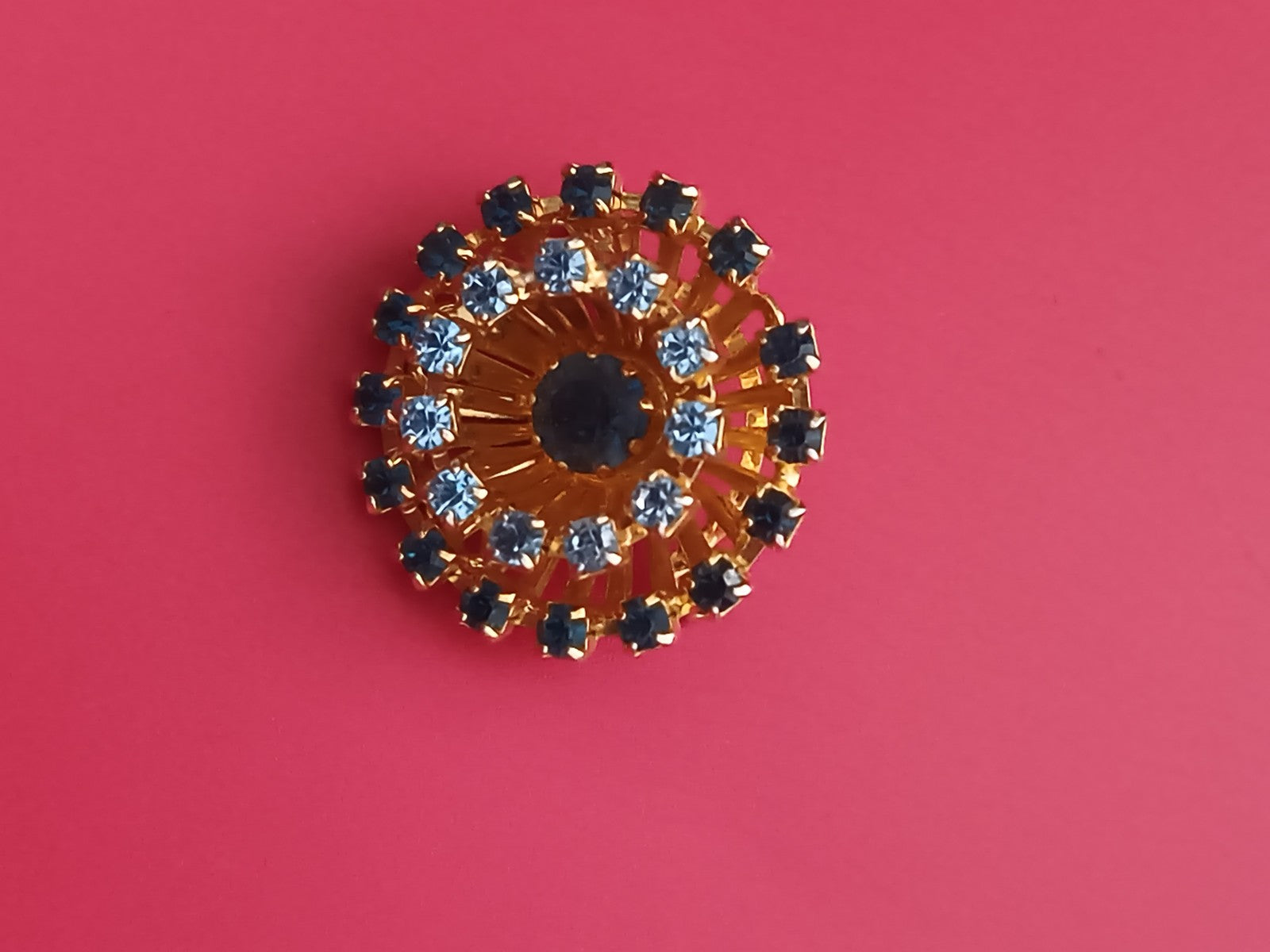 Broche ancienne ronde dorée strass bleu foncé clair vintage rétro