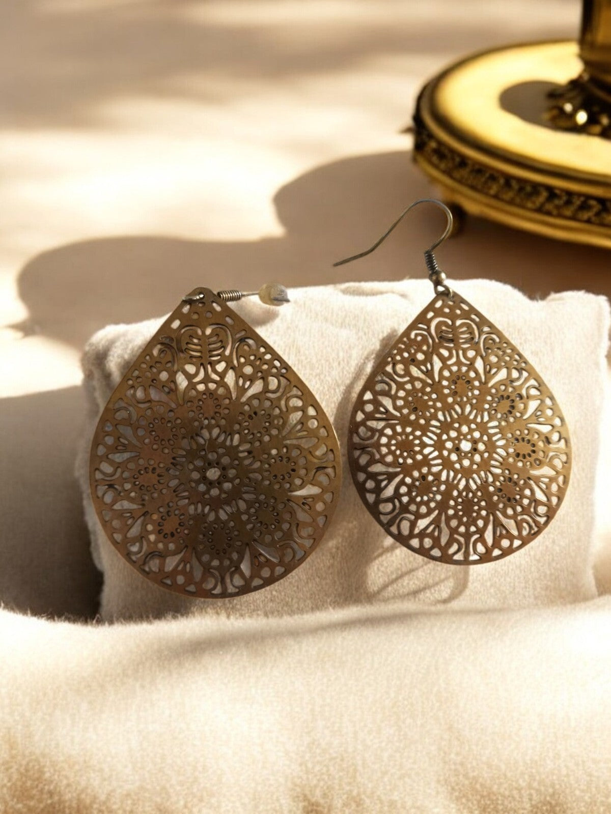 Boucles d’oreilles vintage dorées ajourées style 70s, création fantaisie unique