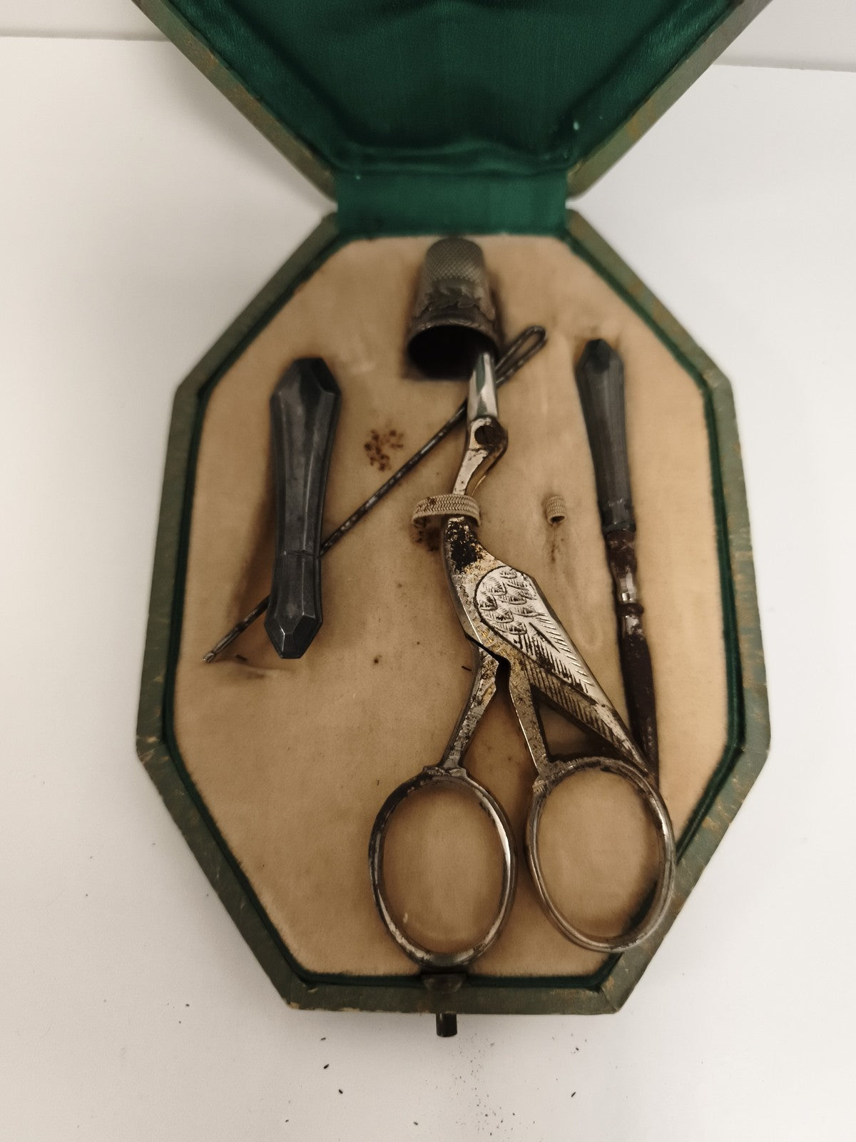 Nécessaire couture ancien argent, ciseaux cigogne, étui vert, époque Napoléon II