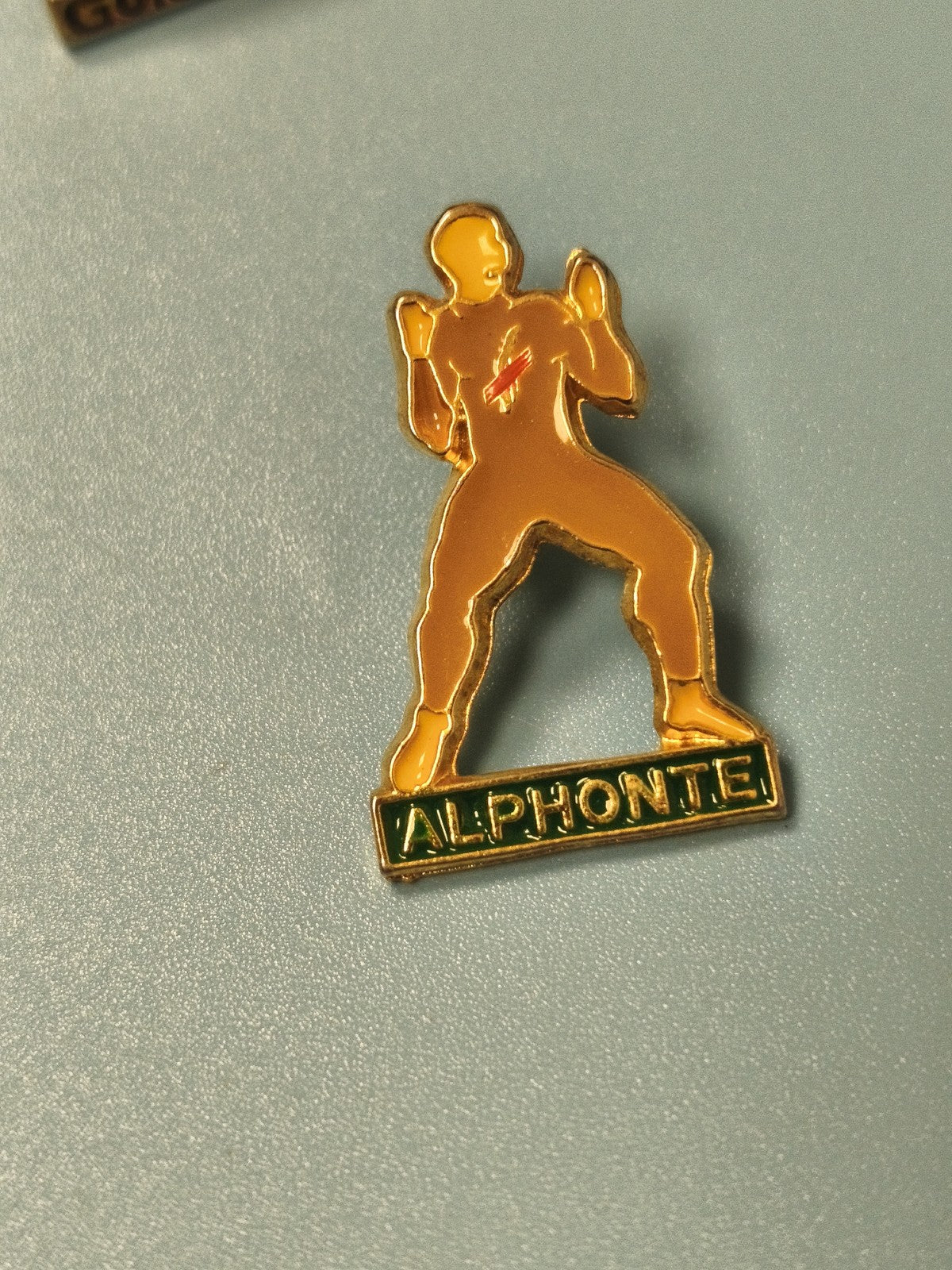 Pin's vintage Alphonte silhouette boxeur doré émaillé collection sport rétro