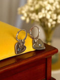 Boucles d?oreilles vintage c?ur pendantes fantaisie aspect argenté strass