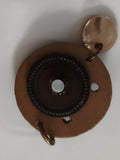 Pendentif rond style ethnique marron doré cercle perlé aspect bois nacré