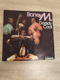 Vinyle 45T Boney M Daddy Cool Disques Carrere pochette couleurs plumes (Ref 1)