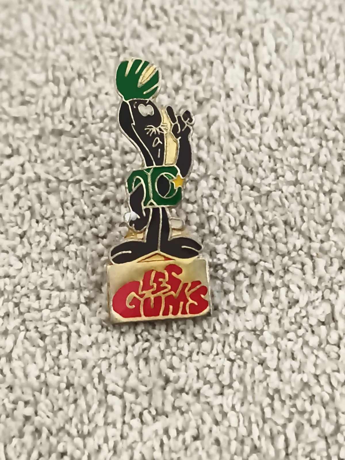 Pin's vintage Les Gums personnage noir vert émaillé badge 90s (Ref 2)