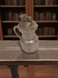 Briquet de table vintage forme pichet, finition métallique rétro ancien