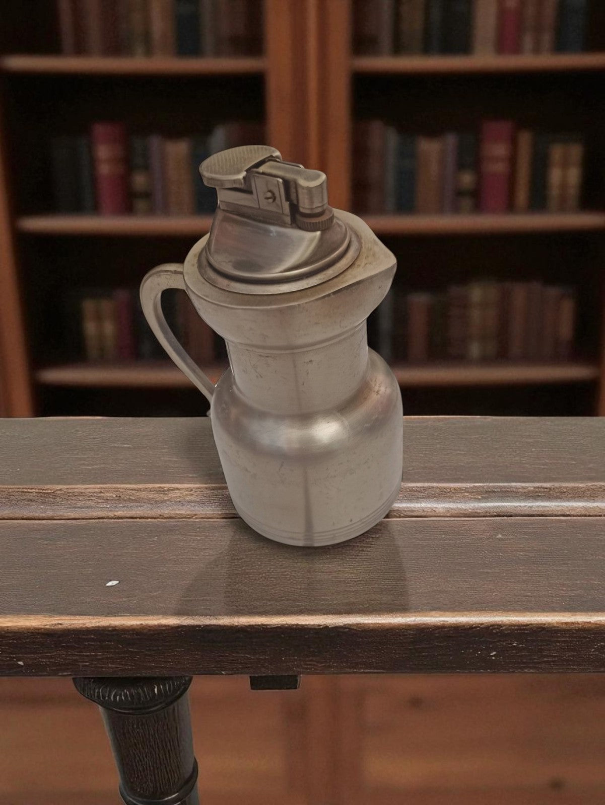 Briquet de table vintage forme pichet, finition métallique rétro ancien